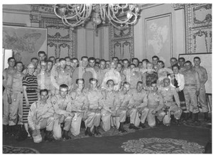 1956 ROMA Ambasciatrice Clare BOOTHE LUCE riceve gruppo di paracadutisti USA  Fotografia d'epoca con didascalia coeva al verso.  CONDIZIONI: FAIR (lievi piegature al centro) CONDIZIONI: 18x13 cm    originale e autentica 1