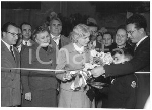 1953 PALERMO Istituto Roosevelt - Clare BOOTHE LUCE inaugura nuovo padiglione Fotografia d'epoca con didascalia coeva al verso.  CONDIZIONI: G (ma lievi sovraimpressioni) CONDIZIONI: 18x13 cm    originale e autentica 1
