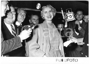 1953 NAPOLI Ambasciatrice Clare BOOTHE LUCE rilascia intervista ai giornalisti Fotografia d'epoca con didascalia coeva al verso.  CONDIZIONI: G (ma ondulazione al margine superiore) CONDIZIONI: 18x13 cm    originale e autentica 1