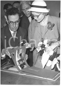 1953 BARI Impianti fiume TARA - Clare BOOTHE LUCE sfoglia album fotografico Fotografia d'epoca con didascalia coeva al verso.  CONDIZIONI: FAIR (piegature ai margini; sovraimpressione; lieve ondulazione) CONDIZIONI: 13x18 cm    originale e autentica 1