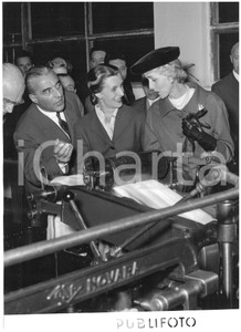 1956 SCHIO Lanificio Rossi - Clare BOOTHE LUCE osserva i macchinari *Foto 13x18 Fotografia d'epoca con didascalia coeva al verso.  CONDIZIONI: FAIR (ondulazione) CONDIZIONI: 13x18 cm    originale e autentica 1