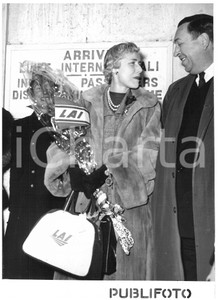 1954 ROMA Clare BOOTHE LUCE riceve omaggi compagnia aerea LAI *Foto 13x18 cm Fotografia d'epoca con didascalia coeva al verso.  CONDIZIONI: G (ma lieve ondulazione) CONDIZIONI: 13x18 cm    originale e autentica 1