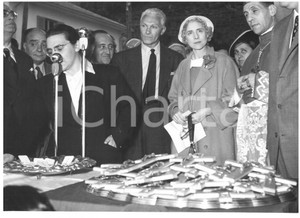 Fotografia d epoca originale 1953 SCILLA Villaggio UNRRA  Clare BOOTHE LUCE con il sindaco della cittÃ  Foto 1