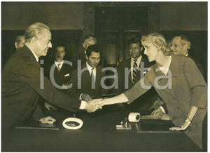 1956 ROMA Clare BOOTHE LUCE e Gaetano MARTINO stringono accordo economico *Foto Fotografia d'epoca con didascalia coeva al verso.  CONDIZIONI: FAIR (alone diffuso; piccola piegatura) CONDIZIONI: 18x13 cm    originale e autentica 1