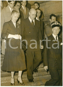 1956 MILANO Arrivo di Clare BOOTHE LUCE ambasciatrice USA *Foto 13x18 cm Fotografia d'epoca con didascalia coeva al verso.  CONDIZIONI: FAIR (alone diffuso; sovraimpressione al margine inferiore) CONDIZIONI: 13x18 cm    originale e autentica 1