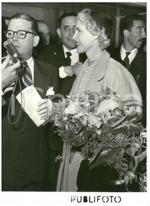 1953 NAPOLI Clare BOOTHE LUCE riceve omaggio floreale *Foto 13x18 cm