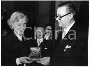 1955 ca UNIVERSITÃ€ DI BOLOGNA Clare BOOTHE LUCE riceve distintivo in argento Fotografia d'epoca con didascalia coeva al verso.  CONDIZIONI: FAIR (sovraimpressione e piccole piegature) CONDIZIONI: 18x13 cm    originale e autentica 1