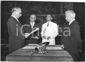 1953 ROMA Pietro CAMPILLI giura nelle mani di Luigi EINAUDI *Foto 18x13 cm Fotografia d'epoca con didascalia coeva al verso.  CONDIZIONI: G (ma lieve ondulazione al margine superiore) CONDIZIONI: 18x13 cm    originale e autentica 1