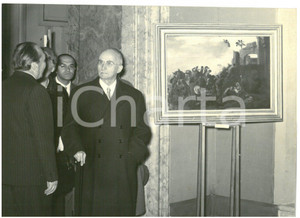 1955 ROMA Galleria Palazzo Barberini - Luigi EINAUDI visita mostra *Foto 18x13 Fotografia d'epoca con didascalia coeva al verso.  CONDIZIONI: G (ma lieve sovraimpressione) CONDIZIONI: 18x13 cm    originale e autentica 1