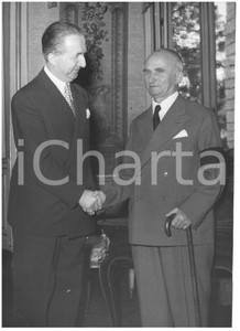 1953 ROMA Stretta di mano tra Luigi EINAUDI e Giuseppe PELLA *Foto 13x18 cm Fotografia d'epoca con didascalia coeva al verso.  CONDIZIONI: FAIR (ondulazione al margine destro) CONDIZIONI: 13x18 cm    originale e autentica 1