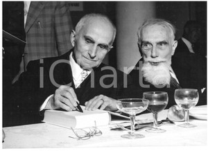 1956 VALDAGNO Premio Marzotto - Luigi EINAUDI con senatore Pasquale JANNACCONE Fotografia d'epoca con didascalia coeva al verso.  CONDIZIONI: G (ma lieve ondulazione al margine superiore) CONDIZIONI: 18x13 cm    originale e autentica 1