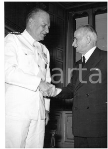 1953 ROMA Luigi EINAUDI riceve ammiraglio William Morrow FECHTELER *Foto 13x18 Fotografia d'epoca con didascalia coeva al verso.  CONDIZIONI: FAIR (sovraimpressioni e piccole piegature) CONDIZIONI: 13x18 cm    originale e autentica 1