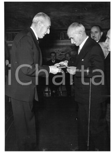 1955 ROMA Centenario morte Antonio ROSMINI - Luigi EINAUDI riceve medeglia d'oro Fotografia d'epoca con didascalia coeva al verso.  CONDIZIONI: G (ma lieve ondulazione) CONDIZIONI: 13x18 cm    originale e autentica 1