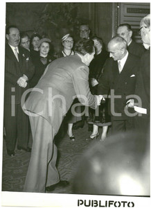 1955 ROMA Congresso del Turismo - Luigi EINAUDI riceve partecipanti *Foto 13x18 Fotografia d'epoca con didascalia coeva al verso.  CONDIZIONI: G (ma lieve sovraimpressione; didascalia al verso danneggiata) CONDIZIONI: 13x18 cm    originale e autentica 1