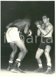 1956 MILANO - PUGILATO Duilio LOI sul ring contro Orlando ZULUETA *Foto 13x18 cm Fotografia d'epoca con didascalia coeva al verso.  CONDIZIONI: G (ma sovraimpressione al margine inferiore) CONDIZIONI: 13x18 cm    originale e autentica 1