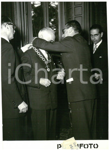 1954 ROMA Fernando ILLANES consegna a Luigi EINAUDI collare Ordine al Merito Fotografia d'epoca con didascalia coeva al verso.  CONDIZIONI: G (ma piccola piegatura e sovraimpressione al margine inferiore) CONDIZIONI: 13x18 cm    originale e autentica 1