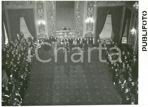 Natale 1954 ROMA Quirinale - Corpo Diplomatico porge gli auguri a Luigi EINAUDI Fotografia d'epoca con didascalia coeva al verso.  CONDIZIONI: G (ma piccola sovraimpressione al margine destro) CONDIZIONI: 18x13 cm    originale e autentica 1