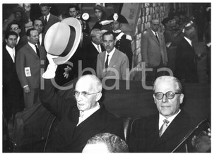 1955 PRATO Arrivo in auto di Luigi EINAUDI e Giovanni GRONCHI - Foto 18x13 cm Fotografia d'epoca con didascalia coeva al verso.  CONDIZIONI: G CONDIZIONI: 18x13 cm    originale e autentica 1