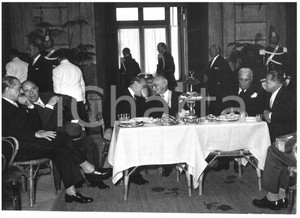 1954 ROMA Mario SCELBA - Cesare MERZAGORA - Luigi EINAUDI - Palmiro TOGLIATTI Fotografia d'epoca con didascalia coeva al verso.  CONDIZIONI: POOR (piegatura al margine inferiore) CONDIZIONI: 18x13 cm    originale e autentica 1