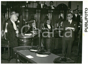 1954 ROMA Insediamento alla Corte dei Conti di Giuseppe CARBONE *Foto 18x13 cm Fotografia d'epoca con didascalia coeva al verso.  CONDIZIONI: G (ma minimo alone al margine destro) CONDIZIONI: 18x13 cm    originale e autentica 1