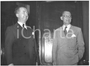 1953 ROMA Giuseppe PELLA con Alcide DE GASPERI *Foto 18x13 cm Fotografia d'epoca con didascalia coeva al verso.  CONDIZIONI: G (ma lievi graffi) CONDIZIONI: 18x13 cm    originale e autentica 1