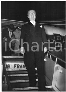 1957 ROMA - AIR FRANCE Giuseppe PELLA al rientro dagli USA *Foto 13x18 cm Fotografia d'epoca con didascalia coeva al verso.  CONDIZIONI: FAIR (piegatura al margine destro; sovraimpressioni al centro) CONDIZIONI: 13x18 cm    originale e autentica 1