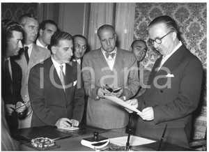 1953 ROMA Giuseppe PELLA durante conferenza stampa - Fotografia 18x13 cm Fotografia d'epoca con didascalia coeva al verso.  CONDIZIONI: FAIR (lieve ondulazione) CONDIZIONI: 18x13 cm    originale e autentica 1