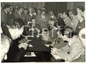 1953 REGGIO CALABRIA Giuseppe PELLA valuta danni dell'alluvione *Foto 18x13 cm Fotografia d'epoca con didascalia coeva al verso.  CONDIZIONI: G (ma lieve sovraimpressione) CONDIZIONI: 18x13 cm    originale e autentica 1