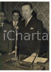 1953 ROMA Giuseppe PELLA interviene sulla Rivolta di Trieste *Foto 13x18 cm Fotografia d'epoca con didascalia coeva al verso.  CONDIZIONI: G (ma lieve alone diffuso) CONDIZIONI: 13x18 cm    originale e autentica 1