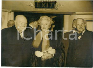 1959 LONDON Sir Winston CHURCHILL - Clementine HOZIER - Bernard MONTGOMERY  Fotografia d'epoca con didascalia coeva al verso.  CONDIZIONI: FAIR (alone diffuso) CONDIZIONI: 20x15 cm    originale e autentica 1