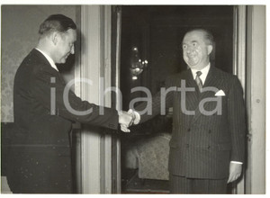 1957 ROMA Giuseppe PELLA riceve ambasciatore Manfred KLAIBER *Foto 18x13 cm Fotografia d'epoca con didascalia coeva al verso.  CONDIZIONI: G (ma minime macchie) CONDIZIONI: 18x13 cm     originale e autentica 1