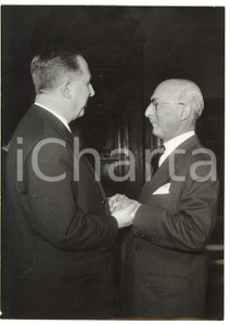 1958 ROMA Giuseppe PELLA e James David ZELLERBACH stringono accordo commerciale Fotografia d'epoca con didascalia coeva al verso.  CONDIZIONI: G (ma minima ondulazione al margine destro) CONDIZIONI: 13x18 cm    originale e autentica 1