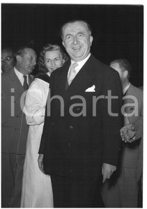 1957 ROMA Ritratto di Giuseppe PELLA al rientro da New York *Foto 13x18 cm Fotografia d'epoca con didascalia coeva al verso.  CONDIZIONI: G (ma minima piegatura all'angolo superiore destro) CONDIZIONI: 13x18 cm    originale e autentica 1