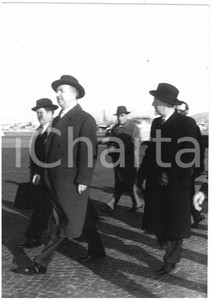 1958 ROMA Ciampino - Giuseppe PELLA e Giuseppe MEDICI in partenza per Bruxelles Fotografia d'epoca con didascalia coeva al verso.  CONDIZIONI: FAIR (bassa qualit&agrave; di stampa) CONDIZIONI: 13x18 cm    originale e autentica 1