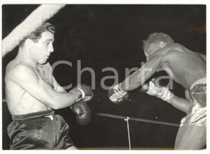 1955 MILANO Velodromo Vigorelli - PUGILATO Duilio LOI contro Boswell ST LOUIS Fotografia d'epoca con didascalia coeva al verso.  CONDIZIONI: G CONDIZIONI: 18x13 cm    originale e autentica 1
