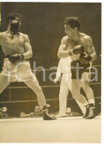 1956 PARIS Palais des Sports - PUGILATO Duilio LOI contro Felix CHIOCCA *Foto Fotografia d'epoca con didascalia coeva al verso.  CONDIZIONI: POOR (bassa qualit&agrave; di stampa; alone diffuso; piccole piegature ai margini; didascalia al verso danneggiata) CONDIZIONI: 13x18 cm    originale e autentica 1
