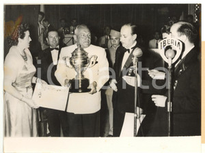 1953 SEGOVIA International Congress of Magicians - Charlotte and Emil THOMA Fotografia d'epoca con didascalia coeva al verso.  CONDIZIONI: FAIR (aloni e ondulazione al margine sinistro) CONDIZIONI: 20x15 cm    originale e autentica 1
