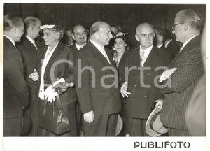 1955 ROMA Termini - Luigi EINAUDI - Mario SCELBA - Giovanni GRONCHI *Foto 18x13 Fotografia d'epoca con didascalia coeva al verso.  CONDIZIONI: G (ma lievi sovraimpressioni) CONDIZIONI: 18x13 cm    originale e autentica 1