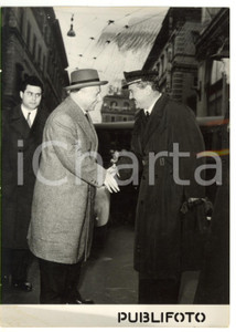 1955 ROMA Mario SCELBA stringe la mano a un vigile urbano *Foto 13x18 cm Fotografia d'epoca con didascalia coeva al verso.  CONDIZIONI: FAIR (sovraimpressione al margine inferiore; ondulazione al margine destro. La macchia al margine superiore &egrave; un difetto di stampa) CONDIZIONI: 13x18 cm    originale e autentica 1