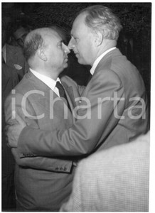 1954 BORGO VALSUGANA Morte DE GASPERI - Mario SCELBA abbraccia fratello Augusto Fotografia d'epoca con didascalia coeva al verso.  CONDIZIONI: FAIR (ondulazione al margine sinistro) CONDIZIONI: 13x18 cm    originale e autentica 1