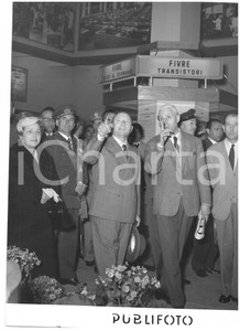 1955 MILANO Fiera Campionaria - Mario SCELBA in visita ufficiale *Foto 13x18 cm Fotografia d'epoca con didascalia coeva al verso.  CONDIZIONI: FAIR (piegatura al margine superiore e all'angolo inferiore sinistro; sovraimpressione al margine destro) CONDIZIONI: 13x18 cm    originale e autentica 1