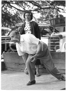 1954 BAVENO Mario SCELBA gioca a bocce con la figlia Maria Luisa - Foto 13x18 Fotografia d'epoca con didascalia coeva al verso.  CONDIZIONI: G (ma lieve sovraimpressione) CONDIZIONI: 13x18 cm    originale e autentica 1