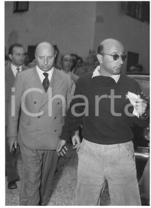 1954 BORGO VALSUGANA Morte di DE GASPERI - Arrivo di Mario SCELBA  Fotografia d'epoca con didascalia coeva al verso.  CONDIZIONI: G (ma piccola piegatura al margine superiore; didascalia al verso parzialmente tagliata) CONDIZIONI: 13x18 cm    originale e autentica 1