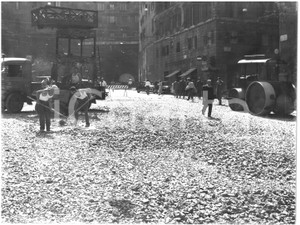 1955 GENOVA Largo della Zecca - Lavori stradali - Operai al lavoro *Foto 24x18 Fotografia d'epoca con didascalia coeva al verso.  CONDIZIONI: FAIR (piegatura al margine inferiore) CONDIZIONI: 24x18 cm    originale e autentica 1