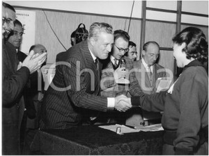 1955 GENOVA Campionati GINNASTICA ARTISTICA - Premiazione Armida COSTA *Foto Fotografia d'epoca con didascalia coeva al verso.  CONDIZIONI: G (ma lievi rigature orizzontali; piccola piegatura al margine destro) CONDIZIONI: 24x18 cm    originale e autentica 1