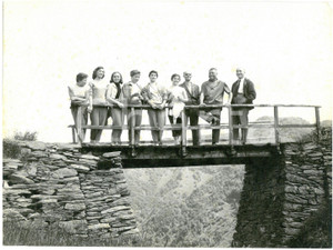 1954 USCIO (GE) Colonia Arnaldi - Ginnaste Azzurre in ritiro *Foto 24x18 cm Fotografia d'epoca con didascalia coeva al verso.  CONDIZIONI: POOR (piccole macchie; lievi piegature agli angoli) CONDIZIONI: 24x18 cm    originale e autentica 1