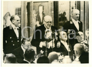 1953 LONDON Sir Winston CHURCHILL attending Royal Academy dinner *Photo 20x15 cm Fotografia d'epoca.  CONDIZIONI: POOR (bassa qualit&agrave; di stampa; piccola piegatura al margine inferiore) CONDIZIONI: 20x15 cm    originale e autentica 1