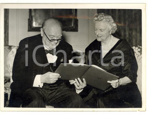 1954 LONDON Sir Winston CHURCHILL with his wife at Downing Street *Photo 20x15