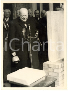 1955 LONDON Baltic Exchange - Sir Winston CHURCHILL during his speech *Photo Fotografia d'epoca, con didascalia coeva al verso.  CONDIZIONI: FAIR (piegatura al margine inferiore; lieve ondulazione al margine destro; piccola sovraimpressione; didascalia al verso danneggiata) CONDIZIONI: 15x20 cm    originale e autentica 1