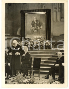 1954 LONDON Sir Winston CHURCHILL with his unveiled portrait *Photo 15x20